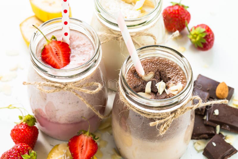 Van de banaanchocolade en aardbei milkshaken royalty-vrije stock afbeeldingen Van de banaanchocolade en aardbei milkshaken royalty-vrije stock afbeeldingen