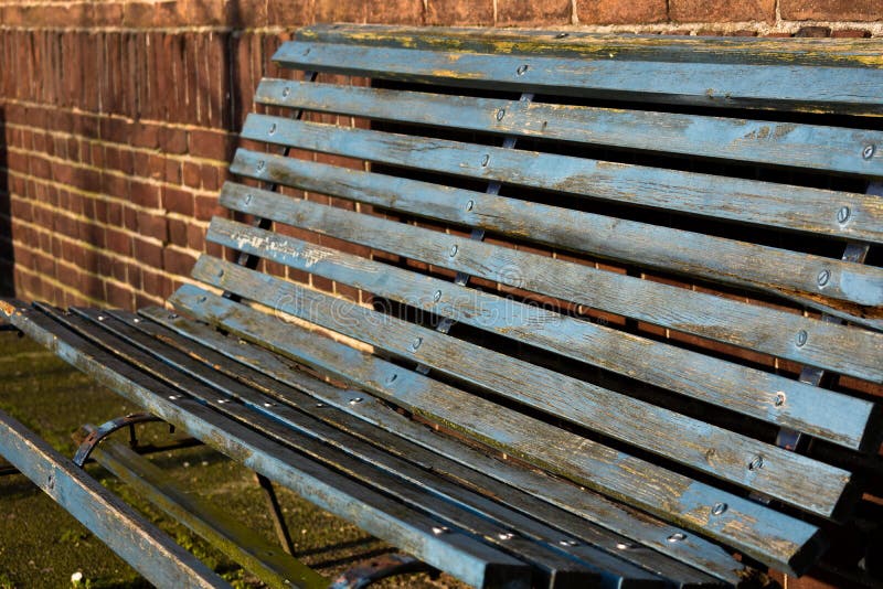 Van de Bank Bemoste Oude Rusty Empty Simple Sit On van het metaal de Houten Staal Blauwe Bruine Ketting Doorstane Textuur stock foto's Van de Bank Bemoste Oude Rusty Empty Simple Sit On van het metaal de Houten Staal Blauwe Bruine Ketting Doorstane Textuur stock foto's