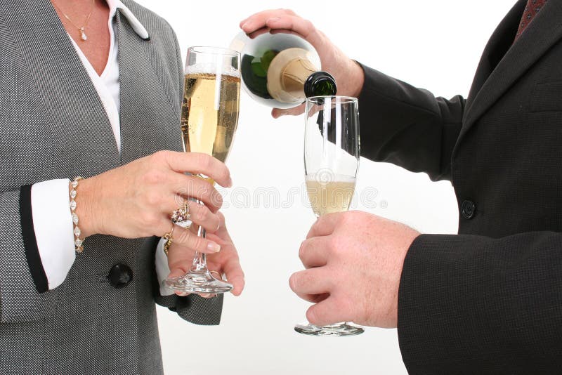 Van de bedrijfs close-up Paar dat Champagne giet royalty-vrije stock afbeeldingen Van de bedrijfs close-up Paar dat Champagne giet royalty-vrije stock afbeeldingen