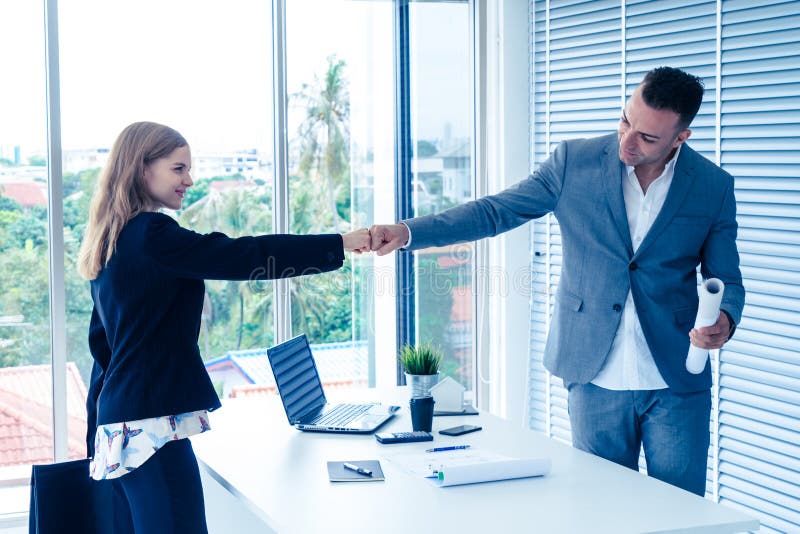Van de bedrijfsman en vrouwen de builhand samen F bedrijfspaarvuist royalty-vrije stock afbeelding Van de bedrijfsman en vrouwen de builhand samen F bedrijfspaarvuist royalty-vrije stock afbeelding