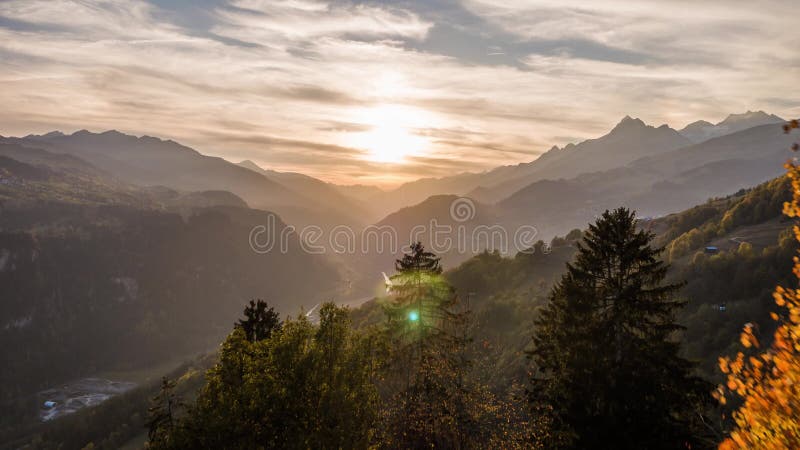 Van de bergalpen van de zonsondergangmening van de herfstzwitserland de Lucht4ksunset van de de Boomberg Alpen Autumn Switzerland