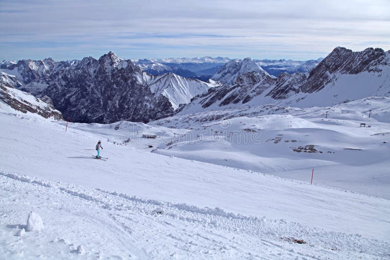 Van de de bergsneeuw van Zugspitzealpen van de de skiwinter blauw de hemellandschap garmisch Duitsland stock afbeelding Van de de bergsneeuw van Zugspitzealpen van de de skiwinter blauw de hemellandschap garmisch Duitsland stock afbeelding