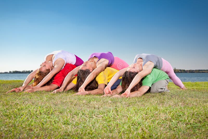 Van de boompaar, man en vrouw asana van de praktijkyoga op oever van het meer royalty-vrije stock afbeelding Van de boompaar, man en vrouw asana van de praktijkyoga op oever van het meer royalty-vrije stock afbeelding