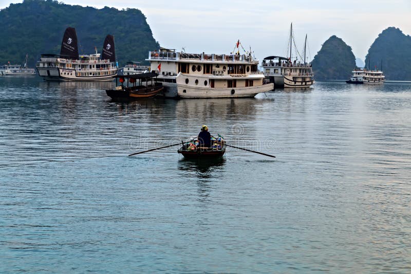 Van de boothalong van de toeristentroep de venter van het de Baaiwater in Vietnam stock afbeelding Van de boothalong van de toeristentroep de venter van het de Baaiwater in Vietnam stock afbeelding