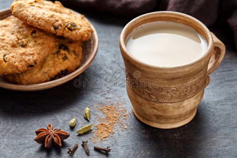 Van de chai latte traditionele eigengemaakte verfrissende ochtend van de melkthee het ontbijt organische gezonde hete drank stock afbeeldingen Van de chai latte traditionele eigengemaakte verfrissende ochtend van de melkthee het ontbijt organische gezonde hete drank stock afbeeldingen