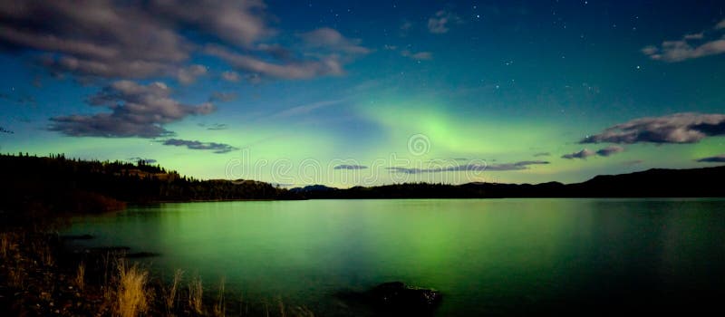Van de dageraad borealis (Noordelijke lichten) vertoning stock afbeeldingen Van de dageraad borealis (Noordelijke lichten) vertoning stock afbeeldingen