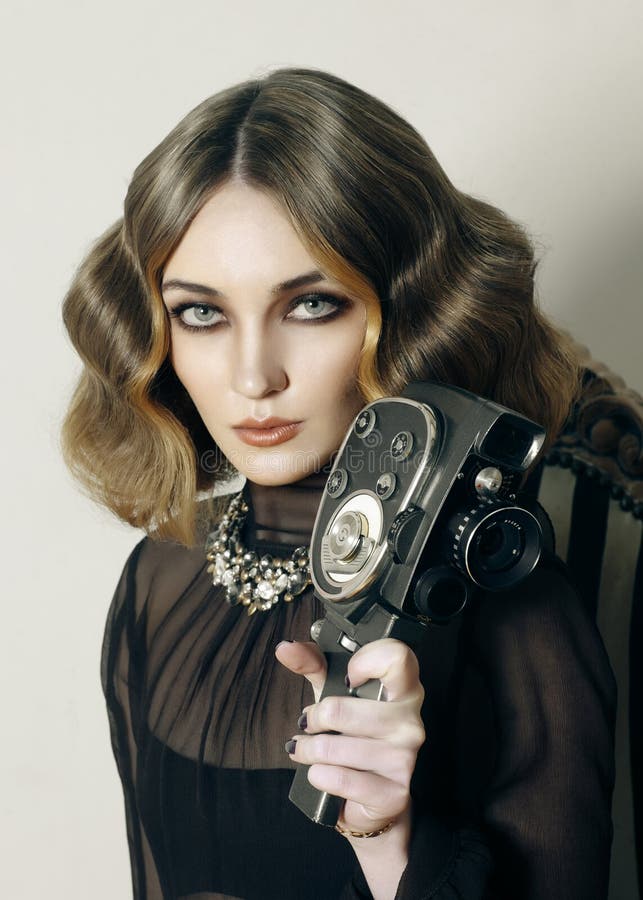 Van de damejaren '20 van Yong het modieuze haar met oude filmcamera royalty-vrije stock fotografie Van de damejaren '20 van Yong het modieuze haar met oude filmcamera royalty-vrije stock fotografie