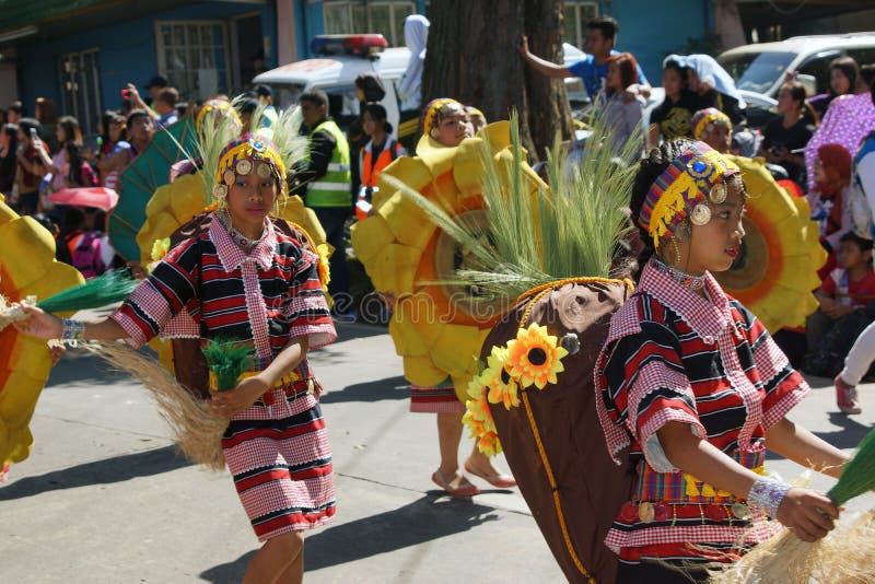 Van de Dansersbaguio van de Colourfullstraat de Stadsbloem Feastivile 2015 royalty-vrije stock fotografie Van de Dansersbaguio van de Colourfullstraat de Stadsbloem Feastivile 2015 royalty-vrije stock fotografie