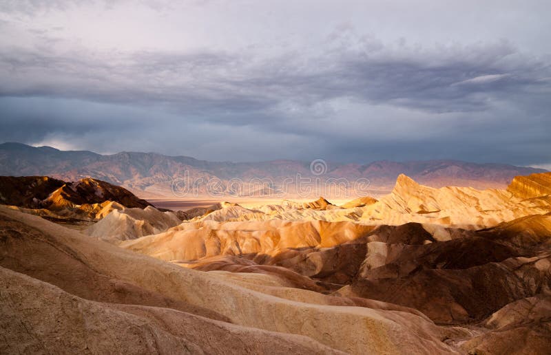 Van de de Bergketendood van zonsopgangbadlands Amargosa het Punt van de Valleizabriske royalty-vrije stock fotografie Van de de Bergketendood van zonsopgangbadlands Amargosa het Punt van de Valleizabriske royalty-vrije stock fotografie