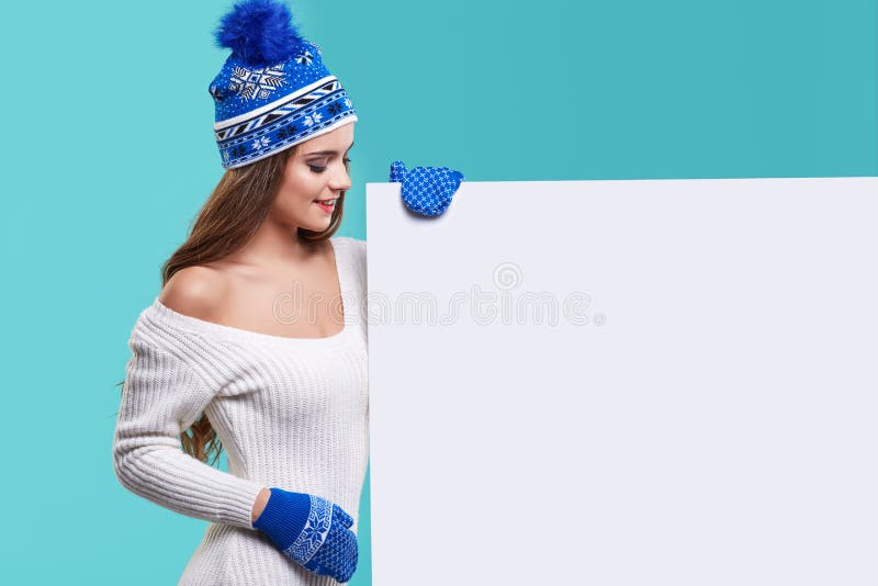 Van de de glimlachgreep van het de wintermeisje gelukkige de verkoopaffiche, aantrekkelijke jonge excit royalty-vrije stock foto's Van de de glimlachgreep van het de wintermeisje gelukkige de verkoopaffiche, aantrekkelijke jonge excit royalty-vrije stock foto's