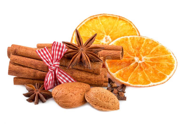 Van de de kaneelanijsplant van Kerstmiskruiden van de de kruidnagelsamandel de noten droge sinaasappel op wit stock foto Van de de kaneelanijsplant van Kerstmiskruiden van de de kruidnagelsamandel de noten droge sinaasappel op wit stock foto