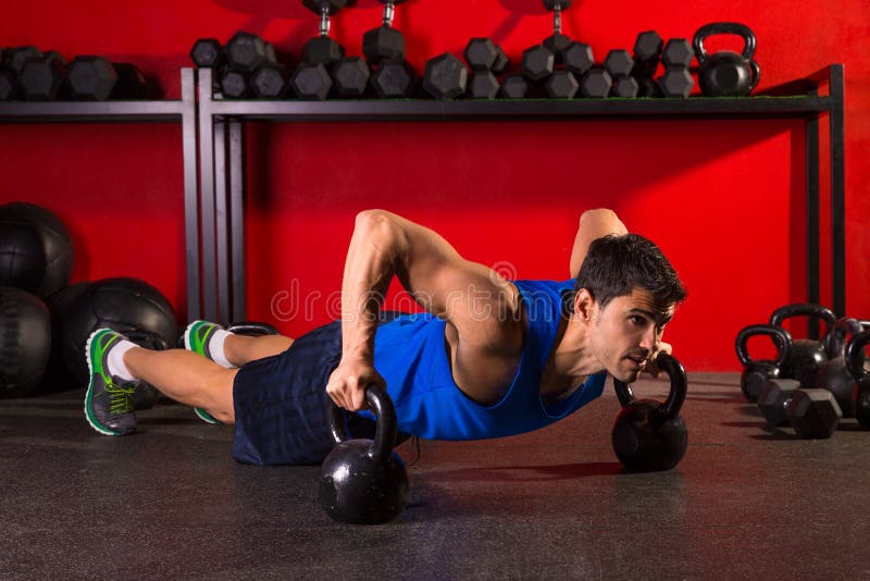 Van de de mensensterkte van de Kettlebellsopdrukoefening de gymnastiektraining stock foto's Van de de mensensterkte van de Kettlebellsopdrukoefening de gymnastiektraining stock foto's
