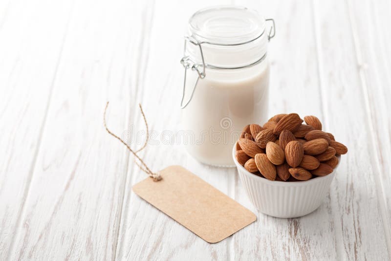Van de de nootveganist van de amandelmelk de organische gezonde vegetarische drank stock afbeelding Van de de nootveganist van de amandelmelk de organische gezonde vegetarische drank stock afbeelding