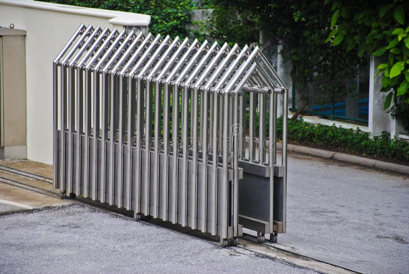 Van de de technologie de Intrekbare Omheining van de staalpoort het gebied van Building Parking Bouw Openlucht stock afbeelding Van de de technologie de Intrekbare Omheining van de staalpoort het gebied van Building Parking Bouw Openlucht stock afbeelding