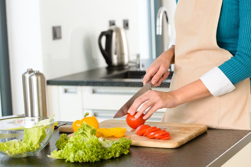Van de de vrouwen de scherpe tomaat van de kok keuken van het de salademes stock afbeelding Van de de vrouwen de scherpe tomaat van de kok keuken van het de salademes stock afbeelding