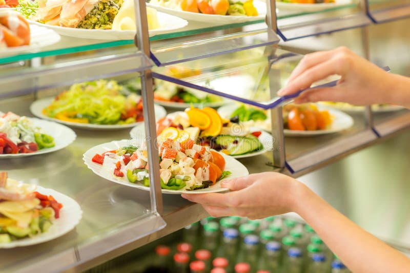 Van de de zelfbedieningskantine van het buffet de vertonings verse salade stock fotografie Van de de zelfbedieningskantine van het buffet de vertonings verse salade stock fotografie
