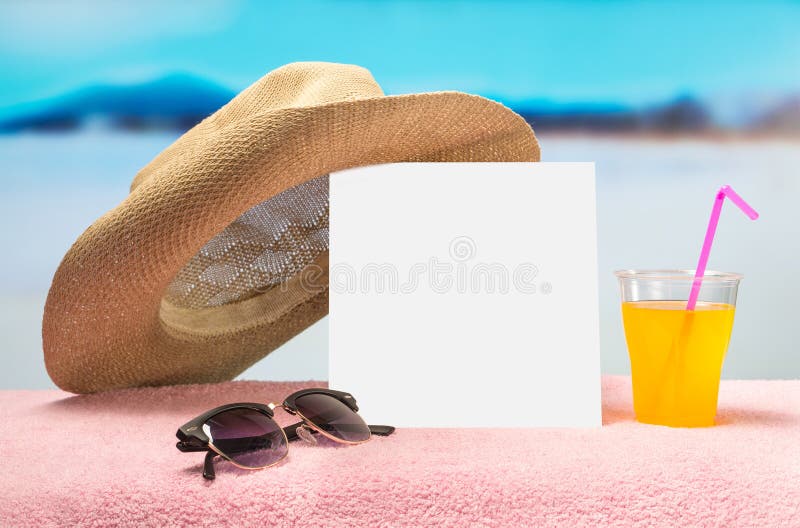 Van de de zomerverkoop of aanbieding bannermalplaatje Wit vierkant document op handdoek met zonnebril, gele cocktail en prethoed royalty-vrije stock afbeelding Van de de zomerverkoop of aanbieding bannermalplaatje Wit vierkant document op handdoek met zonnebril, gele cocktail en prethoed royalty-vrije stock afbeelding