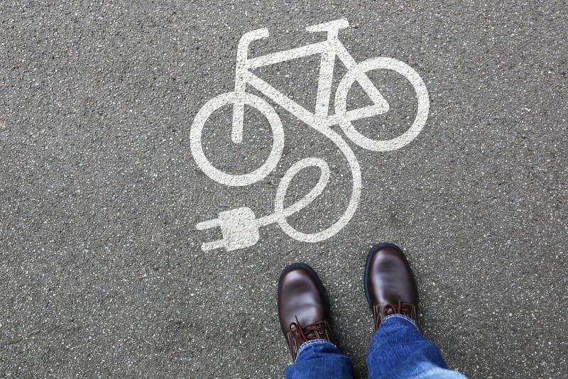 Van de e-Fiets E van mensenmensen eco van de de fiets elektrofiets Fietsebike elektrische