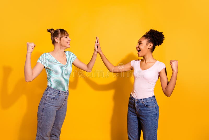 Van de foto verrukte funky positieve vrolijke dames van het profiel zijaanzicht schreeuw van de de jeugdlach de grote golvende ba stock afbeeldingen Van de foto verrukte funky positieve vrolijke dames van het profiel zijaanzicht schreeuw van de de jeugdlach de grote golvende ba stock afbeeldingen