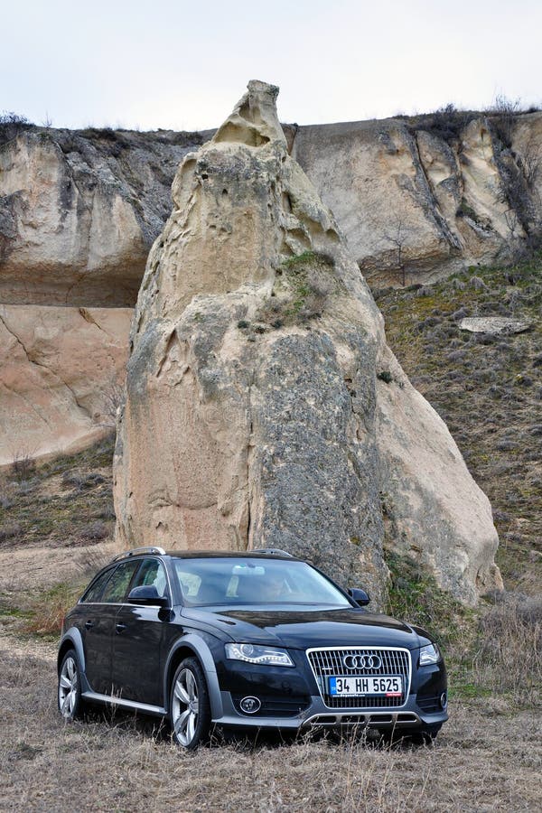 Van de fotospruit en cappadocia van Audi a4 allroad feeschoorstenen in nevsehir Turkije royalty-vrije stock fotografie Van de fotospruit en cappadocia van Audi a4 allroad feeschoorstenen in nevsehir Turkije royalty-vrije stock fotografie