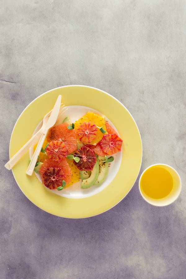 Van de fruitsaladesinaasappelen van de plaat gezonde zomer juic de grapefruitavocado royalty-vrije stock foto's Van de fruitsaladesinaasappelen van de plaat gezonde zomer juic de grapefruitavocado royalty-vrije stock foto's