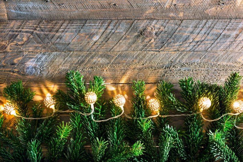 Van de de groetkaart van Kerstmisnieuwjaren de de affichespar vertakt zich gouden het fonkelen slingerlichten op rustieke houten stock afbeeldingen Van de de groetkaart van Kerstmisnieuwjaren de de affichespar vertakt zich gouden het fonkelen slingerlichten op rustieke houten stock afbeeldingen