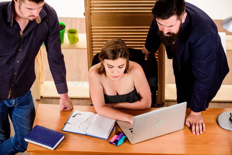 Van de handelsconferentie Bedrijfsberoeps die videoconferentie op laptop houden Mensen die en werken communiceren bij stock afbeelding Van de handelsconferentie Bedrijfsberoeps die videoconferentie op laptop houden Mensen die en werken communiceren bij stock afbeelding