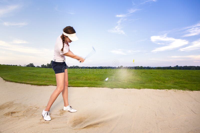 Van de het golfspeler van het meisje de scherfbal in bunker. stock foto Van de het golfspeler van het meisje de scherfbal in bunker. stock foto