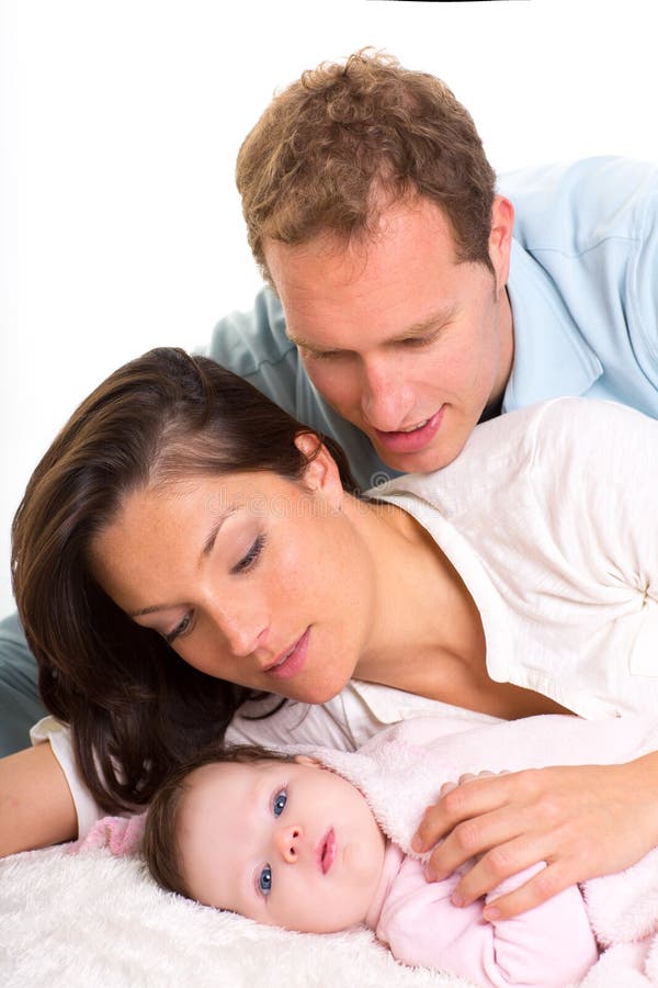 Van de het meisjesmoeder en vader van de baby familie het gelukkige samen liggen stock afbeelding Van de het meisjesmoeder en vader van de baby familie het gelukkige samen liggen stock afbeelding