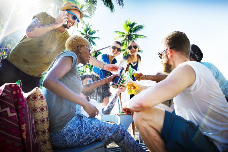 Van de het Strandpartij van de vriendenzomer de Toejuichingenconcept royalty-vrije stock foto Van de het Strandpartij van de vriendenzomer de Toejuichingenconcept royalty-vrije stock foto