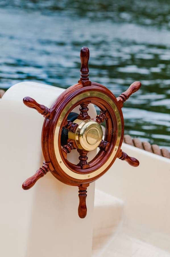 Van de het stuurwielboot van het schiproer aantrekkelijk het jacht zeevaartmateriaal stock afbeeldingen Van de het stuurwielboot van het schiproer aantrekkelijk het jacht zeevaartmateriaal stock afbeeldingen