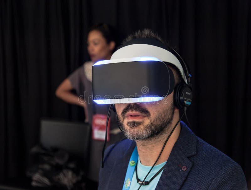 Van de Hoofdtelefoonmorpheus van Sony VR het vooraanzicht stock afbeeldingen Van de Hoofdtelefoonmorpheus van Sony VR het vooraanzicht stock afbeeldingen