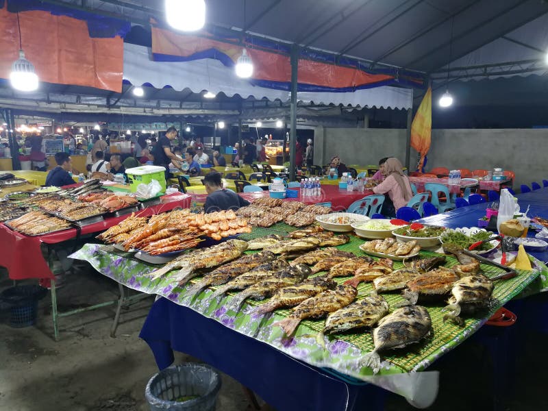 Van de marktzeevruchten van Maleisië Sabah Kota Kinabalu Filipino de vissen van de de nachtmarkt royalty-vrije stock afbeeldingen Van de marktzeevruchten van Maleisië Sabah Kota Kinabalu Filipino de vissen van de de nachtmarkt royalty-vrije stock afbeeldingen