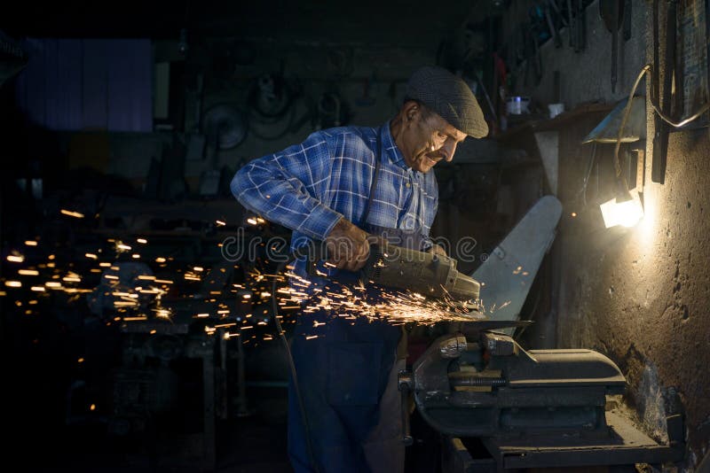 90 van de oude smids malende jaar bijl in zijn workshop royalty-vrije stock foto's 90 van de oude smids malende jaar bijl in zijn workshop royalty-vrije stock foto's