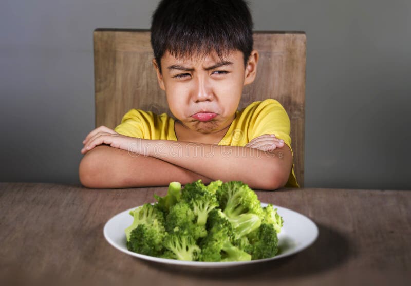 7 of 8 van de oude verstoorde en weerzinwekkende Spaanse jong geitjejaar zitting op lijst voor broccoliplaat die ongelukkig verwe royalty-vrije stock foto's 7 of 8 van de oude verstoorde en weerzinwekkende Spaanse jong geitjejaar zitting op lijst voor broccoliplaat die ongelukkig verwe royalty-vrije stock foto's