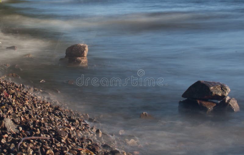 Van de overzeese de rots van het de lijneffect golvenzweep op het strand royalty-vrije stock afbeeldingen Van de overzeese de rots van het de lijneffect golvenzweep op het strand royalty-vrije stock afbeeldingen
