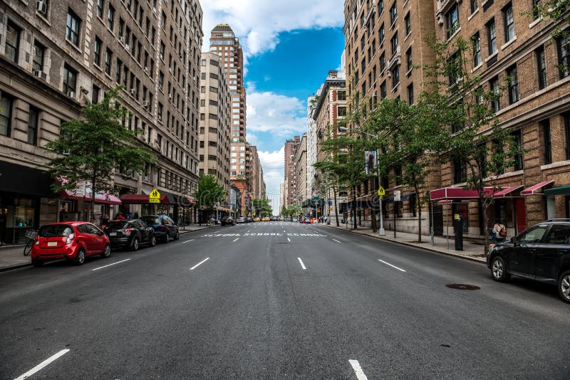 Van de Stadsmanhattan van New York de lege straat bij Uit het stadscentrum bij zonnige dag royalty-vrije stock foto Van de Stadsmanhattan van New York de lege straat bij Uit het stadscentrum bij zonnige dag royalty-vrije stock foto