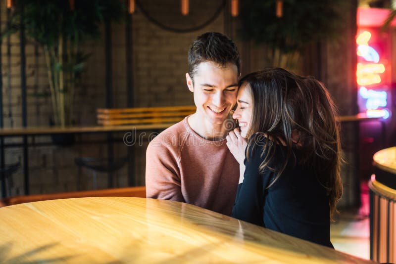 Van de themaliefde en vakantie Valentijnskaartendag paar van studenten samen in de Kaukasische heteroseksuele minnaarswinter stock fotografie Van de themaliefde en vakantie Valentijnskaartendag paar van studenten samen in de Kaukasische heteroseksuele minnaarswinter stock fotografie