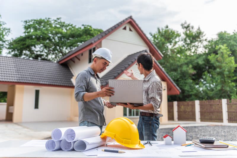 Van de twee arbeider bedrijfsmensen de professionele ingenieur bij de woningbouw royalty-vrije stock foto Van de twee arbeider bedrijfsmensen de professionele ingenieur bij de woningbouw royalty-vrije stock foto