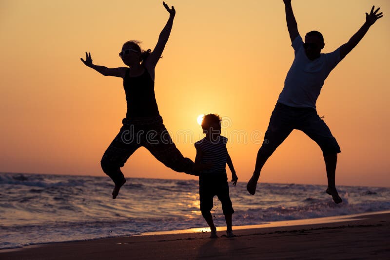 Van de vadermoeder en zoon het spelen op het strand in de zonsondergangtijd stock fotografie Van de vadermoeder en zoon het spelen op het strand in de zonsondergangtijd stock fotografie