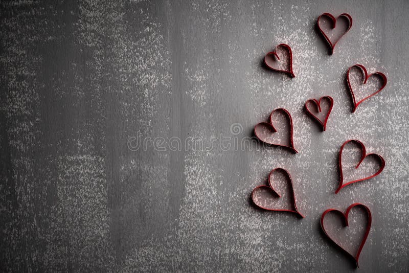 Van de valentijnskaartendag en liefde concept Velen behangen rode harten op grijze houten achtergrond stock afbeeldingen Van de valentijnskaartendag en liefde concept Velen behangen rode harten op grijze houten achtergrond stock afbeeldingen