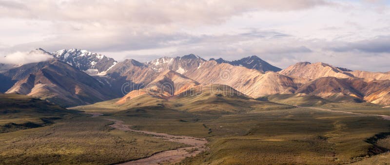Van de Waaierdenali van Alaska van de gezwollen wolken het blauwe hemel Nationale Park royalty-vrije stock foto Van de Waaierdenali van Alaska van de gezwollen wolken het blauwe hemel Nationale Park royalty-vrije stock foto