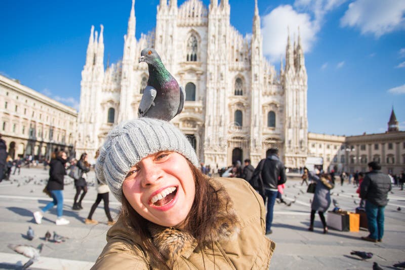 Van van de winterreis, vakanties en vogels concept - Jonge grappige vrouw die selfie met duiven dichtbij Milan Cathedral Duomo-Di stock foto's Van van de winterreis, vakanties en vogels concept - Jonge grappige vrouw die selfie met duiven dichtbij Milan Cathedral Duomo-Di stock foto's