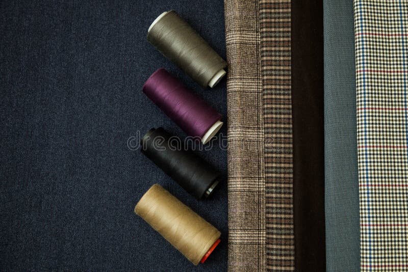 Van de de wol maakt het naaiende mens van de draadstof van de de kooi blauwe keus het ontwerpatelier vele verschillende dingenkle royalty-vrije stock fotografie Van de de wol maakt het naaiende mens van de draadstof van de de kooi blauwe keus het ontwerpatelier vele verschillende dingenkle royalty-vrije stock fotografie