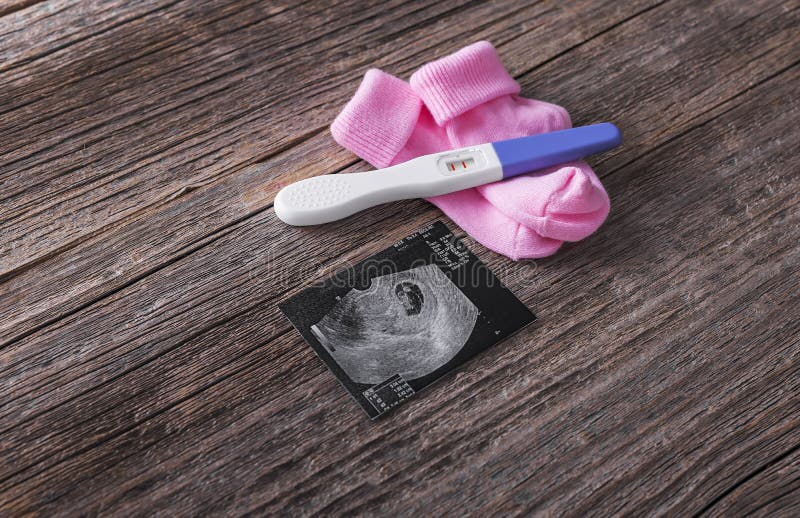 Van de zwangerschapstest en baby sokkenbeeld van het embryo royalty-vrije stock afbeelding Van de zwangerschapstest en baby sokkenbeeld van het embryo royalty-vrije stock afbeelding