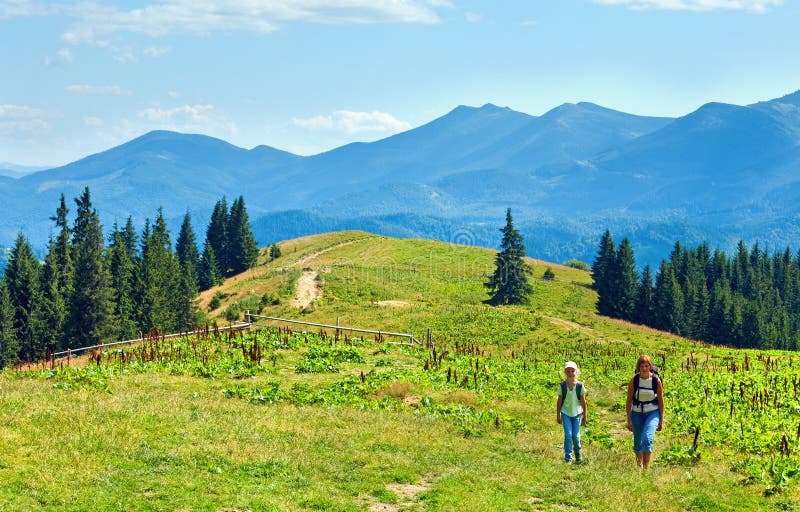 Van het de bergplateau van de zomer het landschap en de familie stock afbeeldingen Van het de bergplateau van de zomer het landschap en de familie stock afbeeldingen