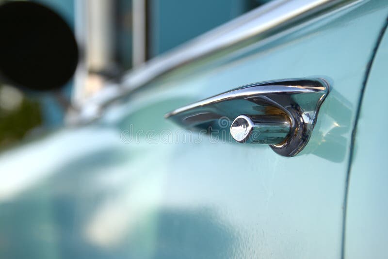 Van het de Deurhandvat van de close-up Ondiepe Nadruk van het Slotjaren '50 Klassieke de Spierauto royalty-vrije stock afbeelding Van het de Deurhandvat van de close-up Ondiepe Nadruk van het Slotjaren '50 Klassieke de Spierauto royalty-vrije stock afbeelding