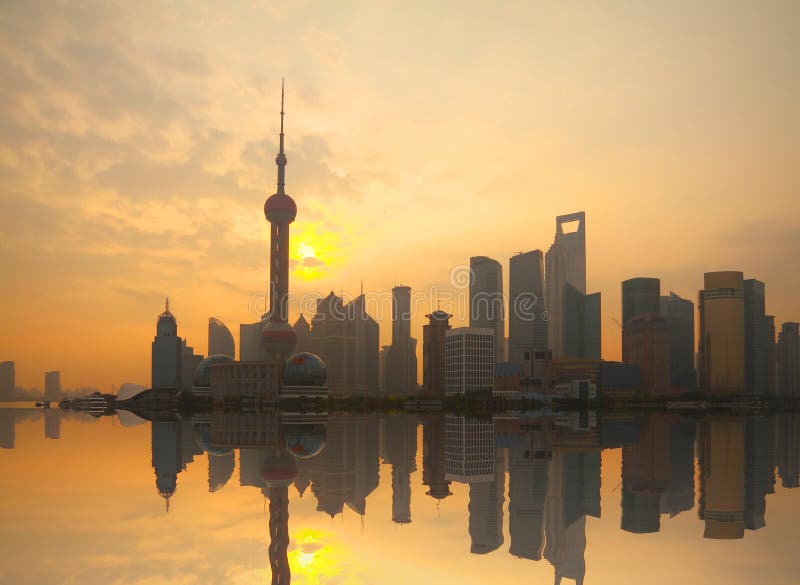 Van het de dijkoriëntatiepunt van Shanghai het stedelijke landschap bij zonsopganghorizon stock foto's Van het de dijkoriëntatiepunt van Shanghai het stedelijke landschap bij zonsopganghorizon stock foto's