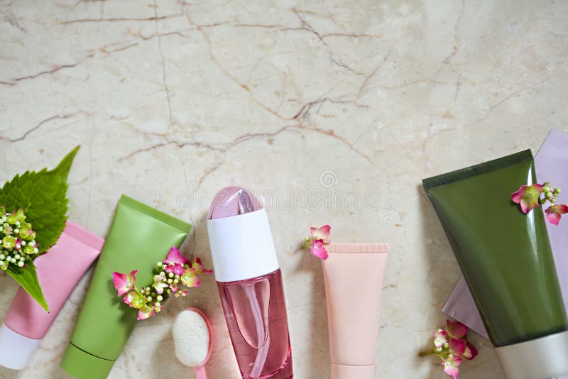 Van het van de van de van het gezichtsroom, serum, lotion, vochtinbrengende crème en gezicht olie onder hydrangea hortensia in he stock foto's Van het van de van de van het gezichtsroom, serum, lotion, vochtinbrengende crème en gezicht olie onder hydrangea hortensia in he stock foto's