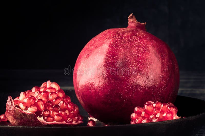Van het de korrel de rode Stilleven van het granaatappelfruit landelijke rustieke stijl royalty-vrije stock afbeelding Van het de korrel de rode Stilleven van het granaatappelfruit landelijke rustieke stijl royalty-vrije stock afbeelding